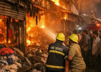 कपड़ा दुकान में लगी भीषण आग, लाखों का सामान जलकर खाक