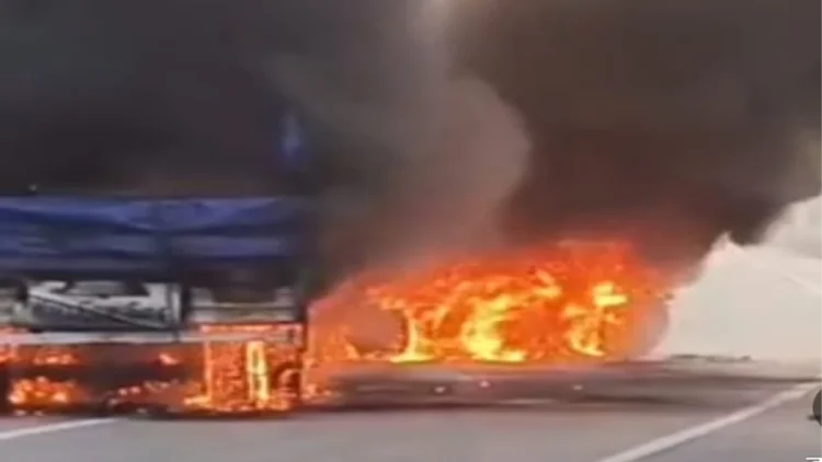 नेशनल हाईवे पर भीषण हादसा: ट्रेलर व ट्रक की टक्कर के बाद लगी आग, हादसे में चालक की मौत