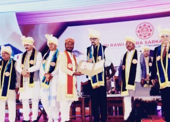 योग शिक्षक दिनेश बाला को योग विज्ञान में पीएचडी की उपाधि राज्यपाल रमेन डेका से मिली