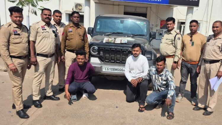 थार वाहन में शराब के नशे में चाकू लहराते तीन युवक गिरफ्तार