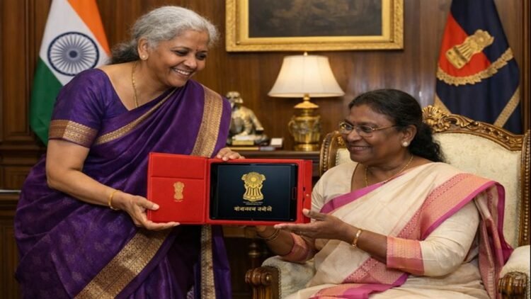 राष्ट्रपति द्रौपदी मुर्मु से मिलीं वित्त मंत्री निर्मला सीतारमण, और उन्हें लाल ‘डिजिटल बही-खाता’ दिखाया