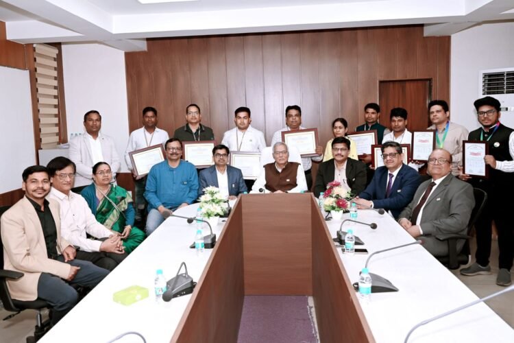 हाईटेंशन टॉवर दुरुस्त कर बस्तर में उजियारा फैलाने वाले पुरस्कृत