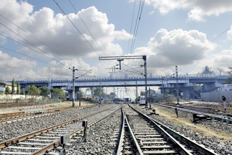 स्टील सिटीज़ यूनाइटेड: अश्विनी वैष्णव ने आसनसोल–बोकारो मेमू ‘लाइफलाइन’ को दिखाई हरी झंडी