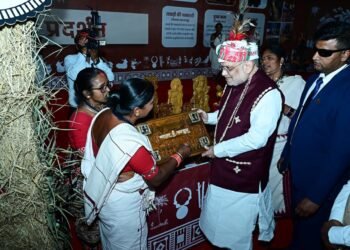 अमित शाह ने देखा बस्तर की जनजातीय विरासत का वैभव, विजेता दलों से मिलकर बढ़ाया उत्साह