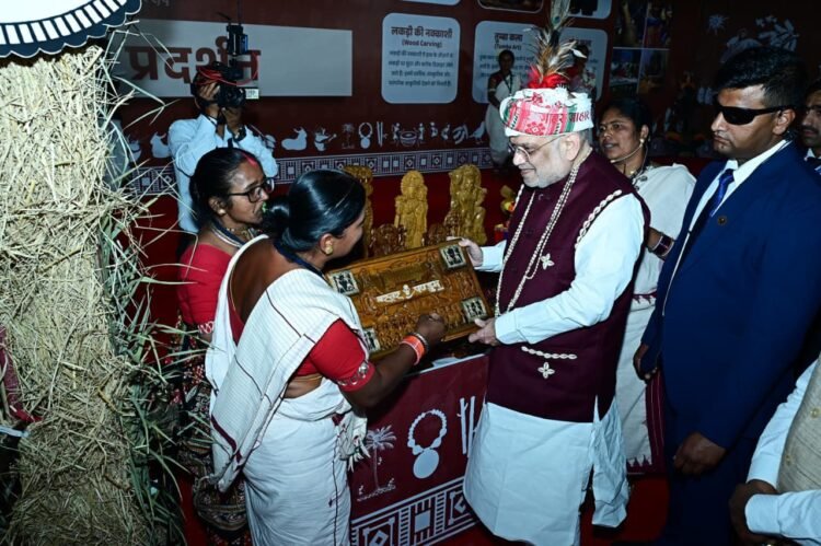 अमित शाह ने देखा बस्तर की जनजातीय विरासत का वैभव, विजेता दलों से मिलकर बढ़ाया उत्साह