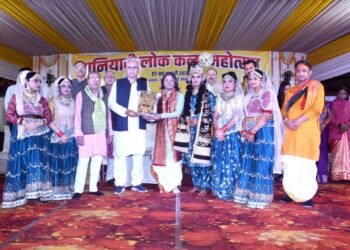 छत्तीसगढ़ के अलावा अन्य राज्यों से आए कलाकारों का भूपेश बघेल ने किया सम्मान