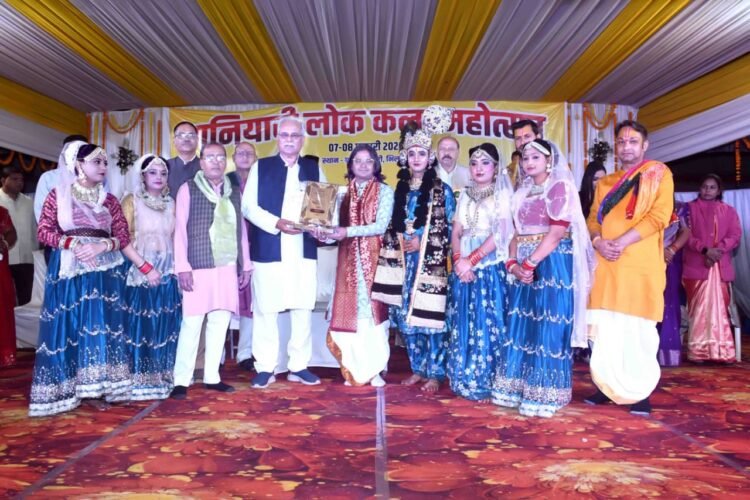 छत्तीसगढ़ के अलावा अन्य राज्यों से आए कलाकारों का भूपेश बघेल ने किया सम्मान