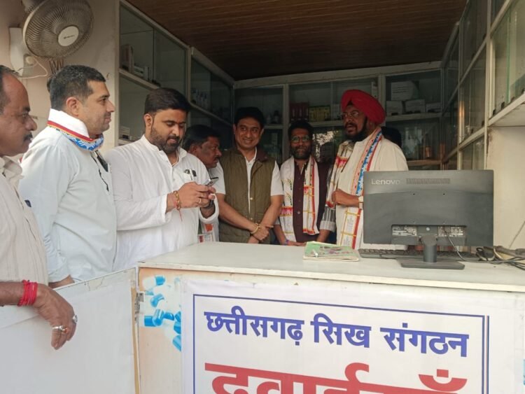 जुनेजा के चौराहे पर उनकी सादगी देख तरीफ करते दिखे युवा कांग्रेस के राष्ट्रीय प्रभारी मनीष शर्मा एवं राष्ट्रीय अध्यक्ष उदय भान चाय की ली चुस्की