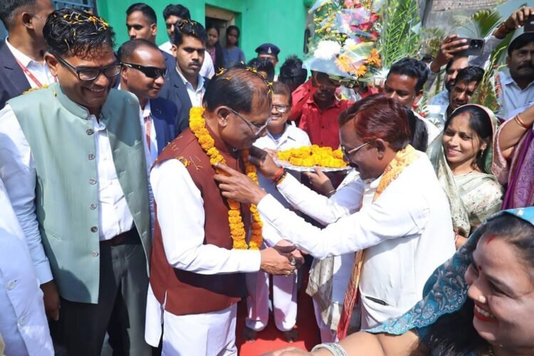 रायगढ़ में महापौर जीवर्धन चौहान से भेंट के दौरान मुख्यमंत्री ने किया जनादेश का स्मरण,कहा-नगरीय निकायों में ऐतिहासिक जनादेश का एक वर्ष: सुशासन, पारदर्शिता और विकास पर जनता की मुहर