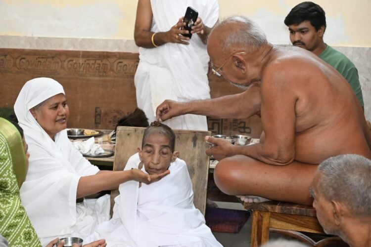 भगवान के कल्याणक दिवस पर आचार्य श्री वर्धमान सागर जी ने अतिशय क्षेत्र पदमपुरा मे जैनेश्वरी दीक्षा प्रदाय की