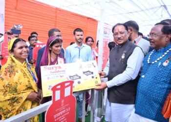 उज्ज्वला गैस, पिंक ई-रिक्शा और गार्बेज रिक्शा वितरण से आत्मनिर्भरता को मिला नया संबल