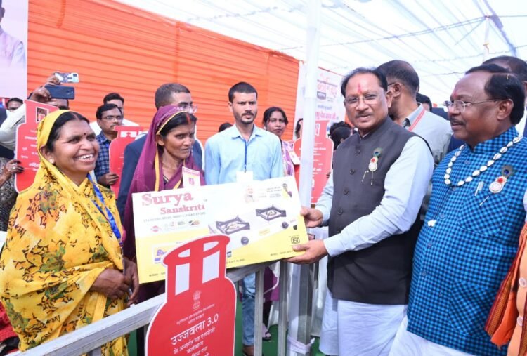 उज्ज्वला गैस, पिंक ई-रिक्शा और गार्बेज रिक्शा वितरण से आत्मनिर्भरता को मिला नया संबल