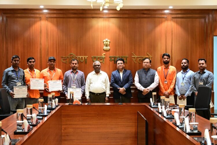 “संरक्षा के सजग प्रहरियों को महाप्रबंधक, तरुण प्रकाश ने किया सम्मानित”