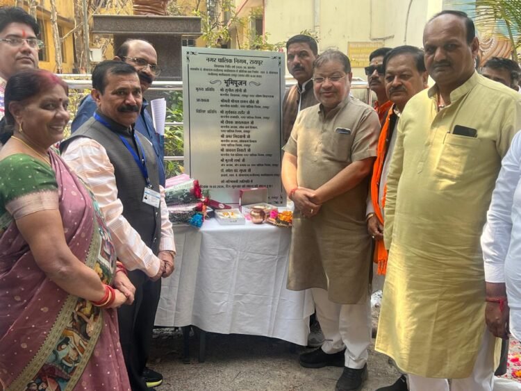 रायपुर दक्षिण विधायक सुनील सोनी ने विधायक निधि से शासकीय जे. योगानंदम छत्तीसगढ़ महाविद्यालय में 10 लाख में अतिरिक्त कक्ष निर्माण कार्य शीघ्र करने किया भूमिपूजन