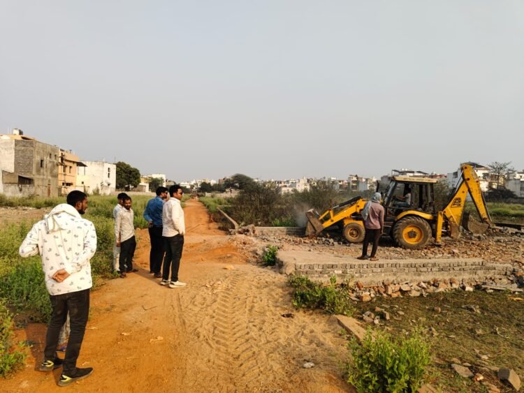 सड्डू में निजी भूमि पर की जा रही अवैध प्लाटिंग पर कारगर रोक लगायी गई