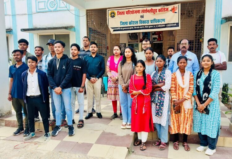 नक्सल प्रभावित सुकमा से आत्मनिर्भरता की ओर बढ़ते कदम, आकांक्षा प्रोजेक्ट के तहत 35 युवा रोजगार हेतु चेन्नई रवाना