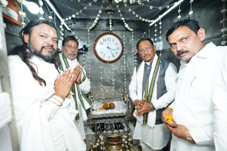 मुख्यमंत्री विष्णु देव साय गिरौदपुरी में संत समागम एवं गुरुदर्शन मेले में हुए शामिल,कहा-बाबा गुरू घासीदास जी के बताए मार्ग पर काम कर रही हमारी सरकार