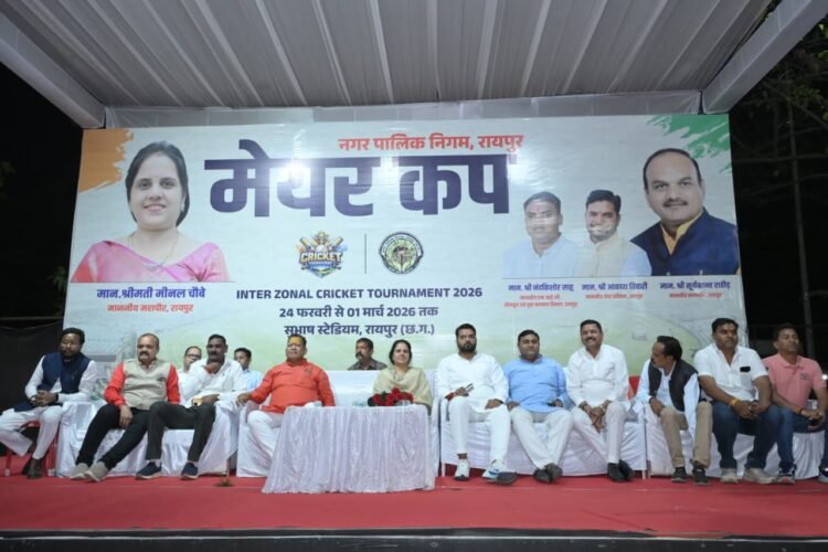 महापौर मीनल चौबे ने बल्लेबाजी कर रायपुर नगर निगम मेयर कप क्रिकेट स्पर्धा का किया शुभारम्भ