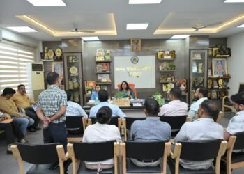 निगम क्षेत्र स्थित निजी स्कूलो के संचालक महापौर मीनल चौबे से मिले