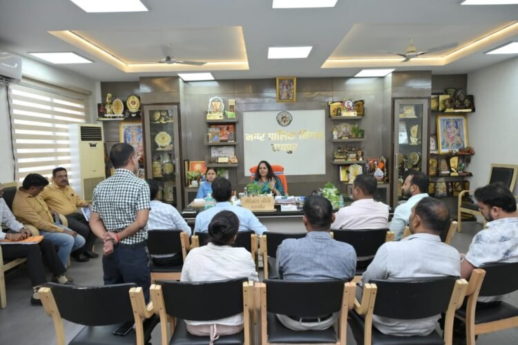 निगम क्षेत्र स्थित निजी स्कूलो के संचालक महापौर मीनल चौबे से मिले