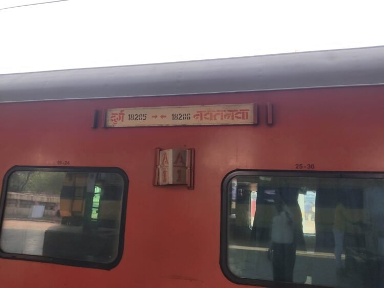 रायपुर रेल मंडल ने चलती ट्रेन में शराब के सेवन में शामिल यात्रियों के खिलाफ कानूनी कार्रवाई