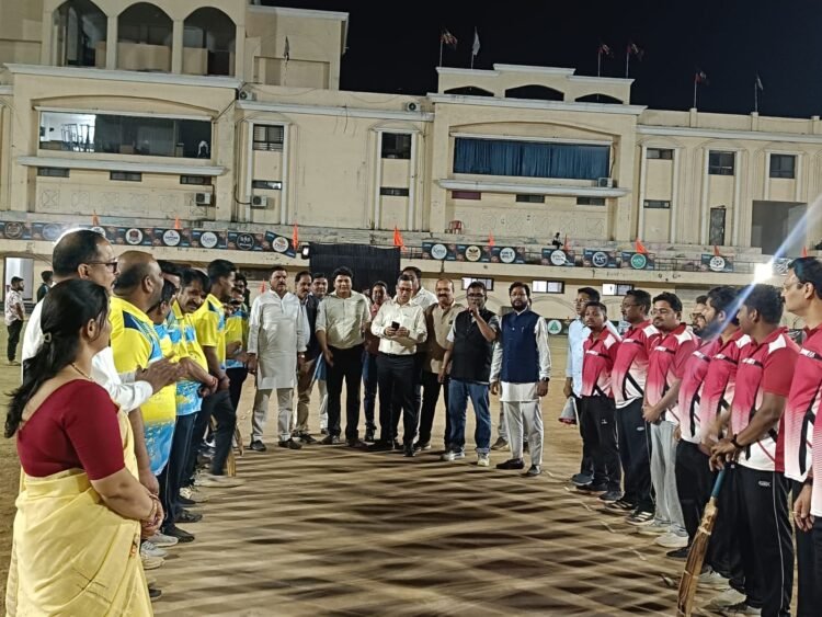 आयुक्त विश्वदीप ने नगर निगम मेयर कप क्रिकेट स्पर्धा के शुभारम्भ मैच का किया प्रत्यक्ष निरीक्षण, खिलाडियों का किया उत्साहवर्धन