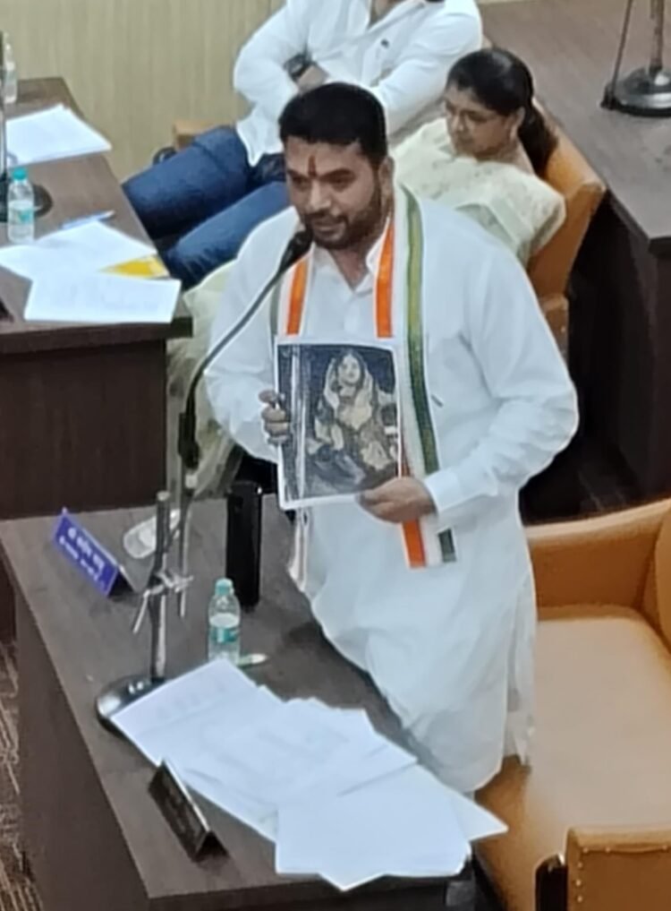 रायपुर राजधानी के प्रमुख चौकों में से प्रमुख भक्त माता कर्मा की प्रतिमा के रूप में तेलघानी नाका चौक के रूप में जाना जाता है