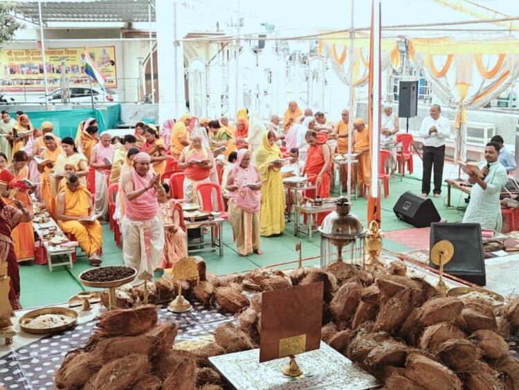 नंदीश्वर जिनालय में श्री फल अर्पित कर श्री सिद्ध चक्र महामंडल विधान की अर्चना व्रत संयम के साथ श्रद्धालु कर र रहे जाप अनुष्ठान