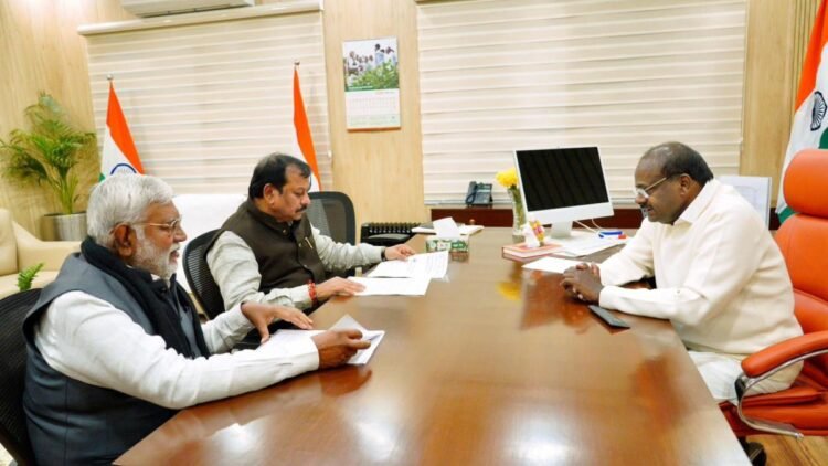 सांसद विजय बघेल और प्रेमप्रकाश पाण्डेय ने भिलाई टाउनशिप से जुड़े गंभीर मुद्दों पर अधिकारी को ज्ञापन सौंपा