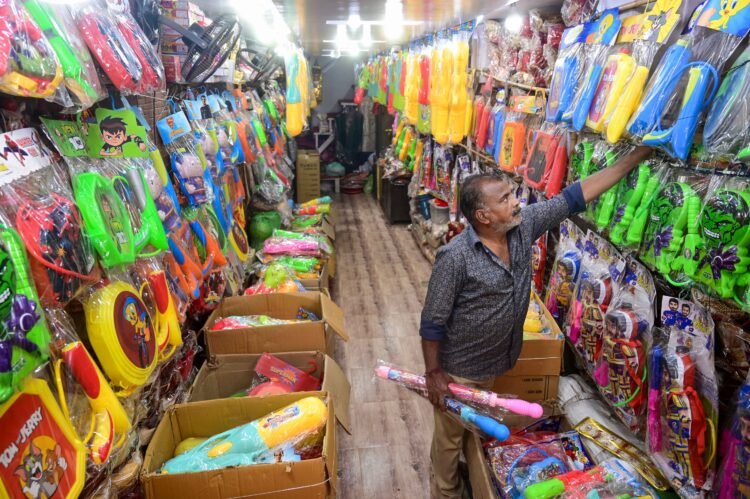 होली के लिए बाजार सजे, होली चार मार्च को