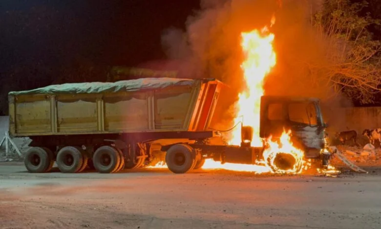 कोयले से भरी गाड़ी में लगी आग, स्टेडियम रोड पर मच गया हडक़ंप