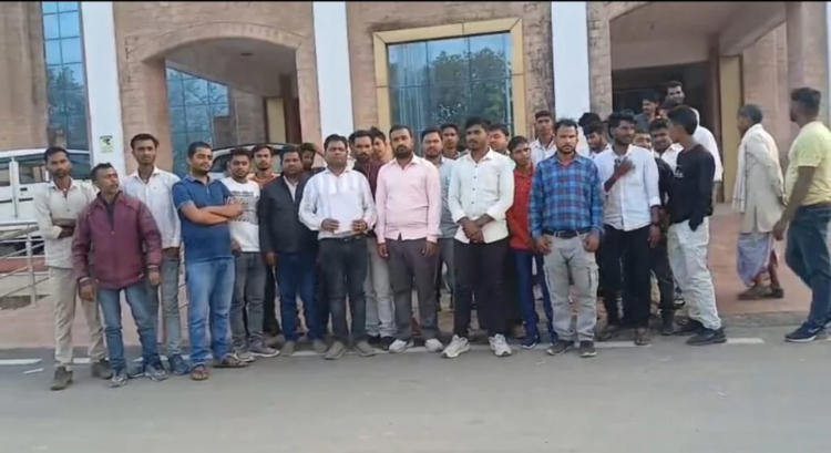 बलरामपुर में धान खरीदी प्रकरण: व्यापारियों ने कलेक्ट्रेट पहुंचकर त्वरित समाधान की लगाई गुहार