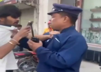 ट्रैफिक पुलिस और युवक के बीच झड़प, वीडियो वायरल होने से मचा हडक़ंप
