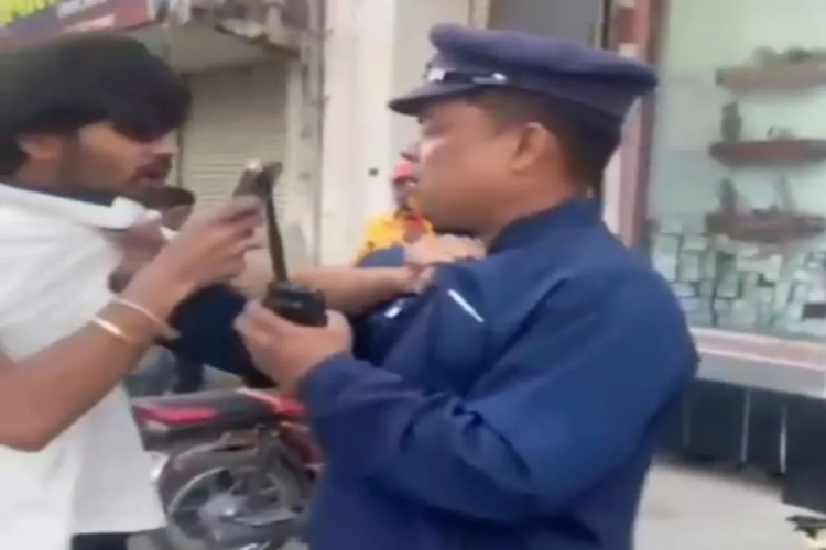 ट्रैफिक पुलिस और युवक के बीच झड़प, वीडियो वायरल होने से मचा हडक़ंप