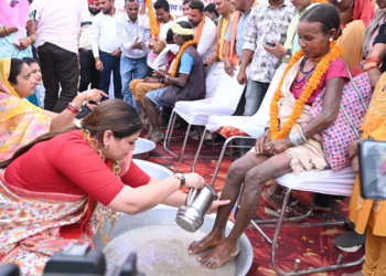 64 आदिवासी परिवार के लोगों ने की घर वापसी, पंडरिया विधायक भावना बोहरा ने पैर पखारकर किया उनका अभिनंदन