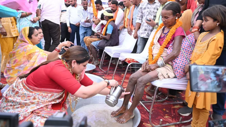 64 आदिवासी परिवार के लोगों ने की घर वापसी, पंडरिया विधायक भावना बोहरा ने पैर पखारकर किया उनका अभिनंदन