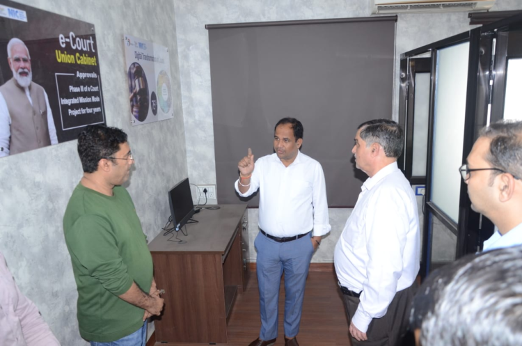 कलेक्टर ने किया जिला अस्पताल का औचक निरीक्षण, दवा स्टॉक एवं स्टोर व्यवस्था की जांच, कंप्यूटरीकृत रिकॉर्ड रखने के निर्देश