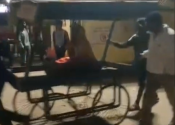 बुजुर्ग महिला को ठेले में ले गए अस्पताल