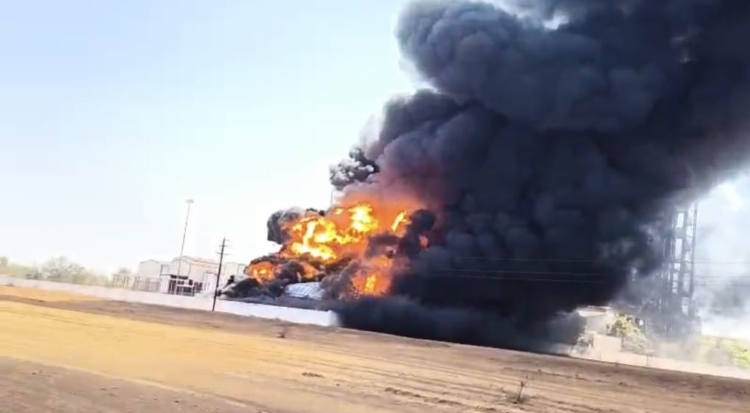 मोहंदी स्थित केमिकल फैक्ट्री में लगी भीषण आग