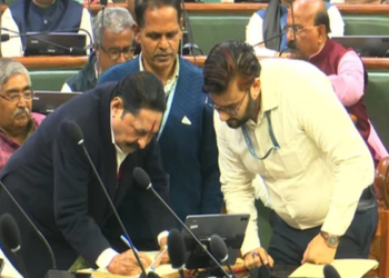 बिहार : अनंत सिंह विधानसभा पहुंचकर विधायक पद की शपथ ली, नीतीश के पैर छूकर लिया आशीर्वाद