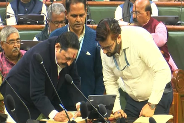 बिहार : अनंत सिंह विधानसभा पहुंचकर विधायक पद की शपथ ली, नीतीश के पैर छूकर लिया आशीर्वाद