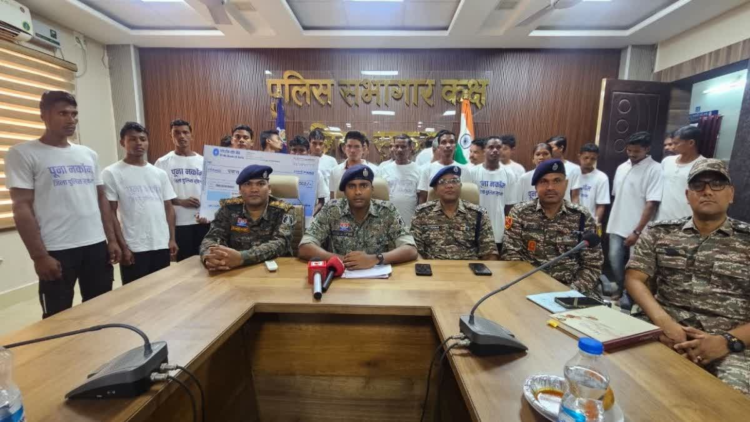 22 माओवादी सदस्यों ने किया आत्मसमर्पण एक महिला भी शामिल