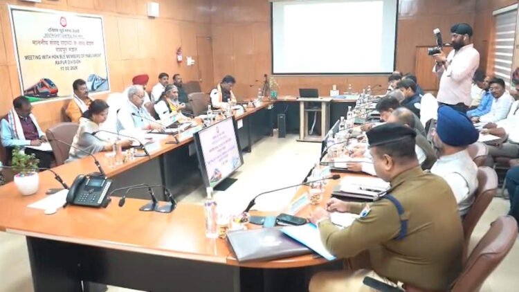 छत्तीसगढ़ को विश्वस्तरीय रेल सुविधाओं से लैस करने हेतु सांसद बृजमोहन अग्रवाल का बड़ा कदम; DRM बैठक में रखी नई ट्रेनों और अधोसंरचना विस्तार की मांग