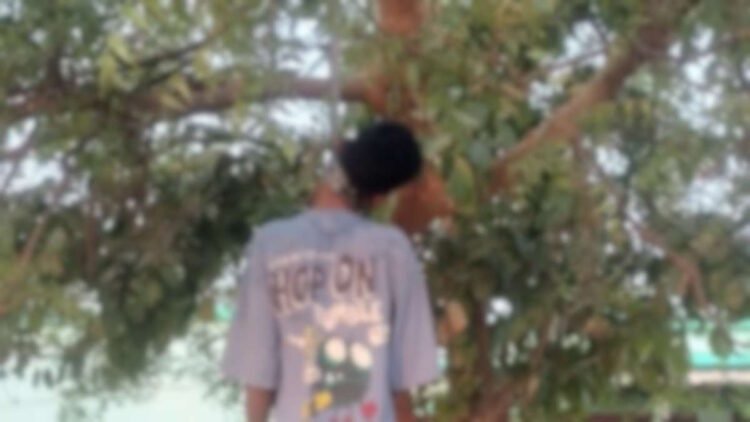 स्कूल के सामने पेड़ पर लटका मिला युवक का शव, इलाके में फैली सनसनी