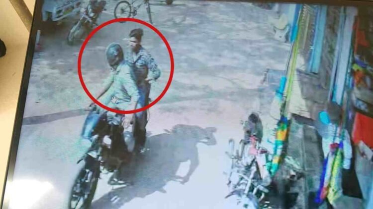 बैंक से पैस निकालकर जा रहे युवक से ढाई लाख की लूट