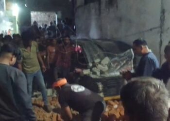 दीवार गिरने से डेढ़ वर्ष के मासूम की मौत, दो अन्य किशोर गंभीर, गिरफ्तारी और मुआवजा की मांग को लेकर मुख्य मार्ग पर चक्काजाम