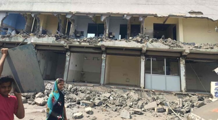 अवैध निर्माण पर चला बुलडोजर