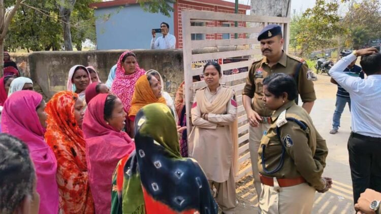 लिमाही में प्रस्तावित ट्रांसपोर्ट नगर का ग्रामीणों ने किया विरोध, कलेक्टर कार्यालय में सौंपा ज्ञापन