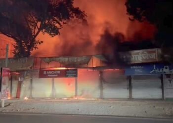 अंबिकापुर में 8 दुकानों में लगी भीषण आग