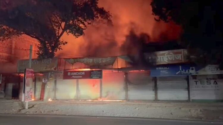 अंबिकापुर में 8 दुकानों में लगी भीषण आग